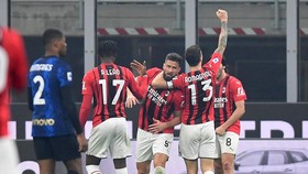 FOTO: Giroud Bawa Milan Bangkit dan Buat Inter Tak Berkutik