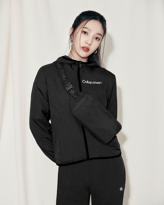 Suara merdu, dance yang energik dan akting yang bagus membuat artis SM Entertainment ini dikenal multitalenta. Terlebih lagi parasnya yang cantik membuat banyak brand ingin bekerja sama dengannya, termasuk Calvin Klein. / foto:instagram.com/wkorea
