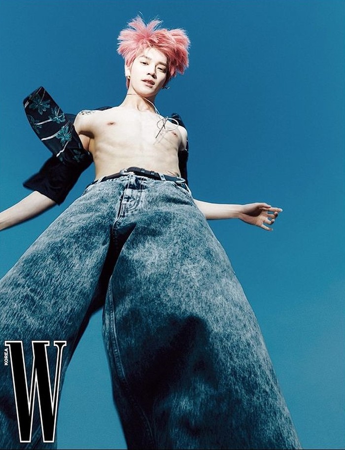 Taeyong mengungkapkan bahwa ia tidak suka dengan skinny jeans, sebab kakinya sangat kurus. Hal tersebut membuat Taeyong lebih memilih menggunakan training bootcut atau straight fit. / foto: wkorea.com