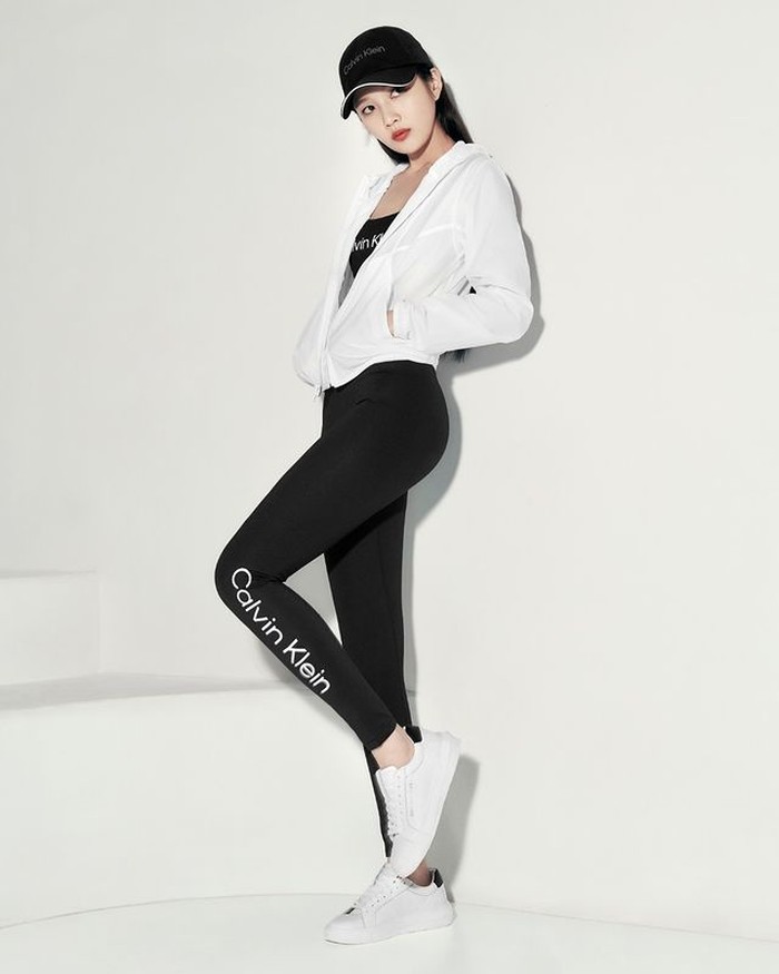 Tampil sporty dan edgy, Joy memadukan Active Icon Multi-Elastic Bra dan Active Icon Legging terbaru dari Calvin Klein Performance. Paduan ini membuat outfit olahraga menjadi lebih menarik! / foto:instagram.com/wkorea