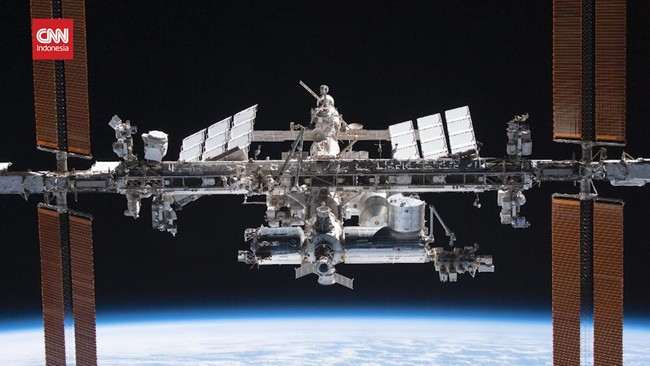Para astronaut di ISS memfoto dua cahaya biru misterius. Darimana asalnya?
