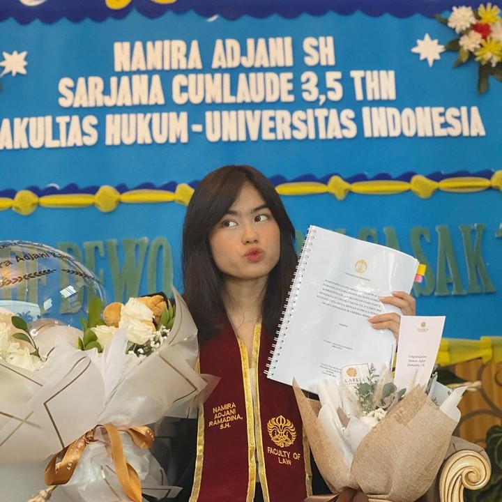<p>Seperti diketahui, putri sulung Alya Rohali itu dinyatakan lulus ujian skripsi, Bunda. Hal ini terungkap lewat media sosial pada bulan Januari lalu. (Foto: Instagram @arohali)</p>