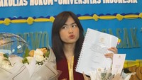 <p>Puteri Indonesia 1994 itu sangat bangga dengan Namira karena anaknya berhasil lulus dalam waktu 3,5 tahun dan mendapat predikat cum laude. (Foto: Instagram @arohali)</p>
