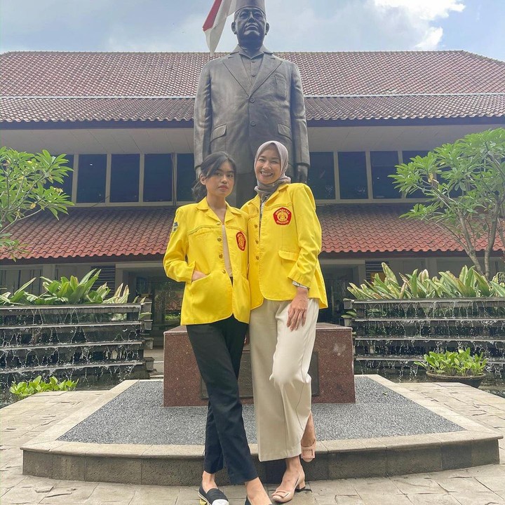 <p>Alya Rohali dan Namira Adjani rupanya satu almamater, nih. Mereka kompak mengenakan jas almamater kuning di kampus tercinta. (Foto: Instagram @arohali)</p>