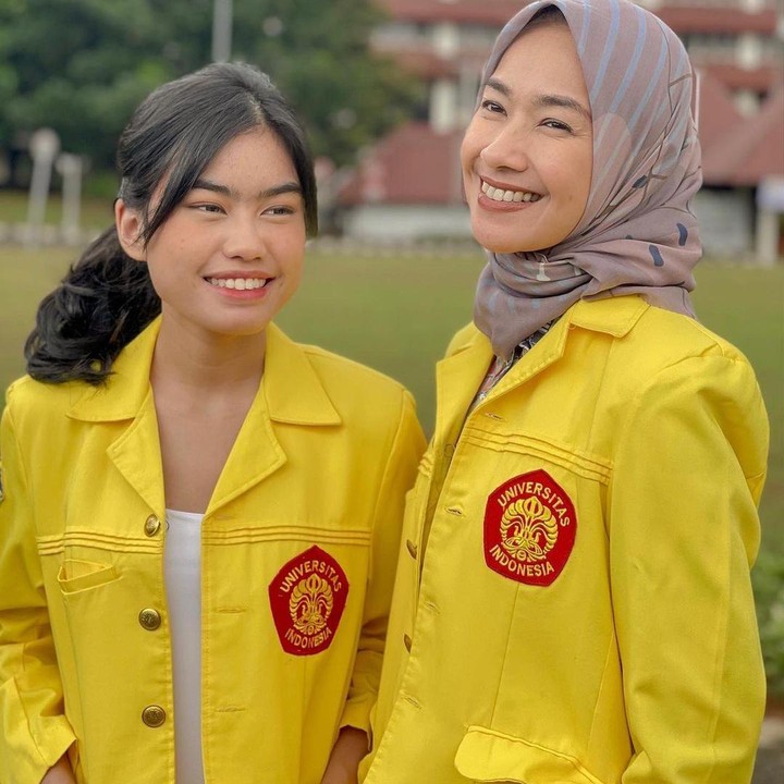 <p>Alya Rohali berbagi kebahagian lewat media sosialnya, belum lama ini. Menjelang wisuda putri sulungnya, Namira Adjani, ia melakukan sesi foto di Universitas Indonesia. (Foto: Instagram @arohali)</p>