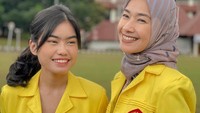 <p>Alya Rohali dan putri sulungnya, Namira Adjani, juga sempat melakukan sesi foto di kampus Universitas Indonesia. Ia bangga satu almamater dengan putri sulungnya itu. (Foto: Instagram)</p>