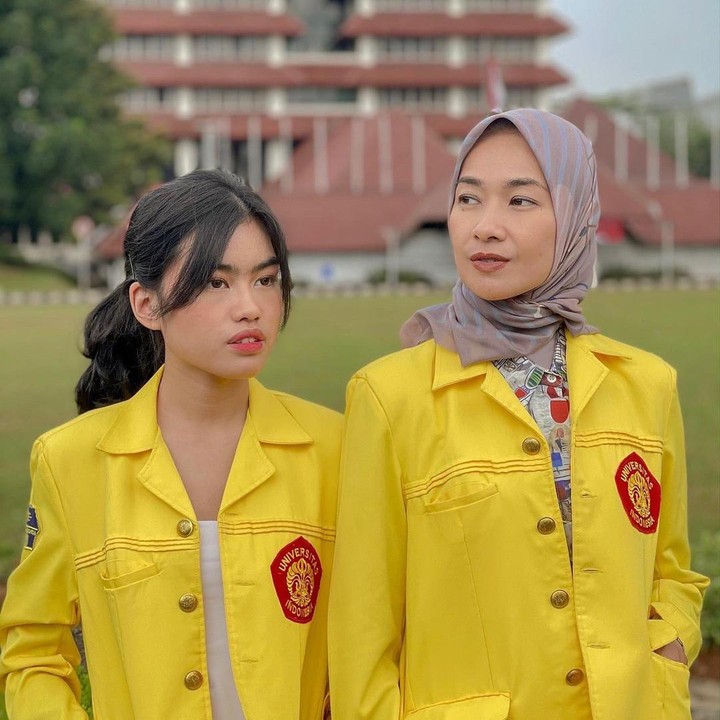 <p>Sama-sama lulusan Fakultas Hukum Universitas Indonesia, artis 45 tahun itu pernah mengambil S2 magister kenotariatan, sementara putrinya S1 jurusan hukum. (Foto: Instagram @arohali)</p>