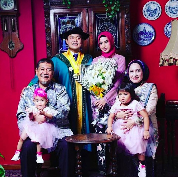 <p>Siapa yang tak kenal Deddy Mizwar? Artis senior ini memiliki putra yang memilih menjadi abdi negara, Bunda. Putranya, Zulfikar Rakita Dewa merupakan perwira TNI AD. Tak hanya berkerier di bidang militer, Zulfikar juga seorang akademisi. Hal ini dapat dilihat dari biodata Instagram-nya, ia kini sedang menempuh pendidikan S3-nya, lho. (Foto: Instagram @deddy_mizwar)</p>