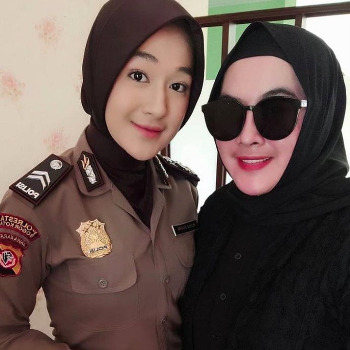 <p>Briptu Muthia Syahra adalah putri dari pesinetron Yanti Yaseer. Melalui akun media sosial sang ibunda, Muthia diketahui merupakan seorang polwan, Bunda. Ia bekerja di Polresta Bogor Kota. Belum lama ini, Muthia juga menikah dengan seorang perwira TNI AD, Lettu M Fadhil HS S.T Han. (Foto: Instagram @yantiyaseer_official)</p>