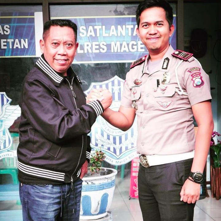 <p>Ega Prayudi adalah putra dari komedian dan presenter Tukul Arwana. Ega diketahui berkarier menjadi polisi. Ega yang sebelumnya menjabat sebagai Kasat Lantas Magetan kini berpangkat Ajun Komisaris Polisi (AKP) dan menjabat sebagai Wakil Kepala Kepolisian Sektor Sawahan, Surabaya, Jawa Timur. (Foto: Instagram @eghaprayudi)</p>