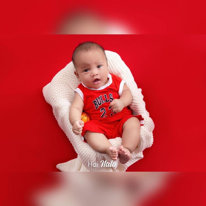 <p>Di potret ini, baby Al terlihat enggak kalah menggemaskan saat mengenakan baju basket. (Foto: Instagram @dausminiasli)</p>