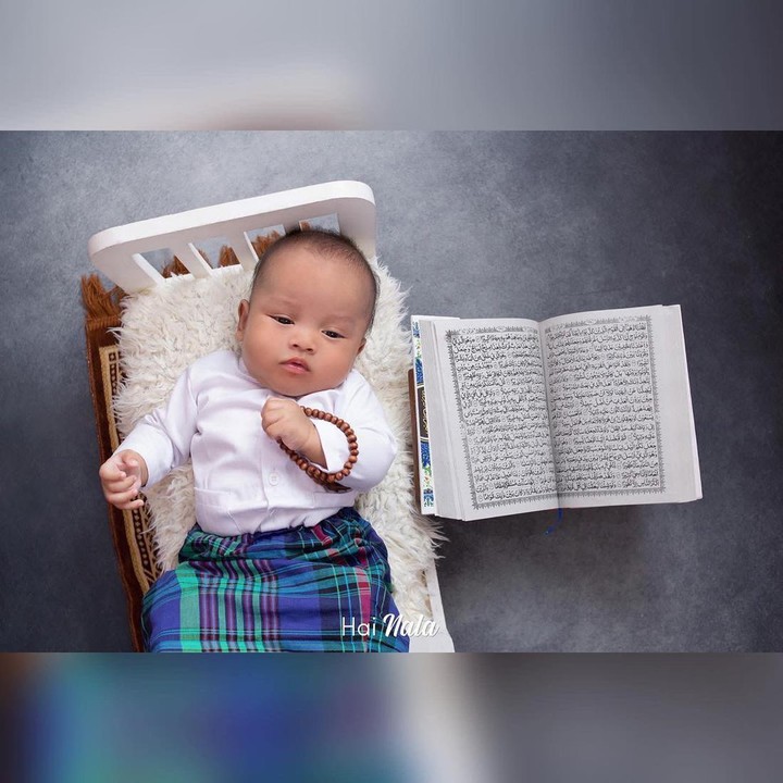 <p>Baby Al mengenakan beberapa kostum saat newborn photoshot. Salah satunya adalah baju koko dan sarung. Menggemaskan banget ya, Bunda? (Foto: Instagram @dausminiasli)</p>