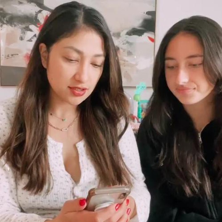 <p>Meski jarang terekspos, belum lama ini Camilla muncul di video bersama Rahma Azhari. Dalam video itu, Camilla yang duduk di sebelah sang Bunda, terlihat cantik dengan rambut hitam panjang. (Foto: Instagram @raazharita)</p>
