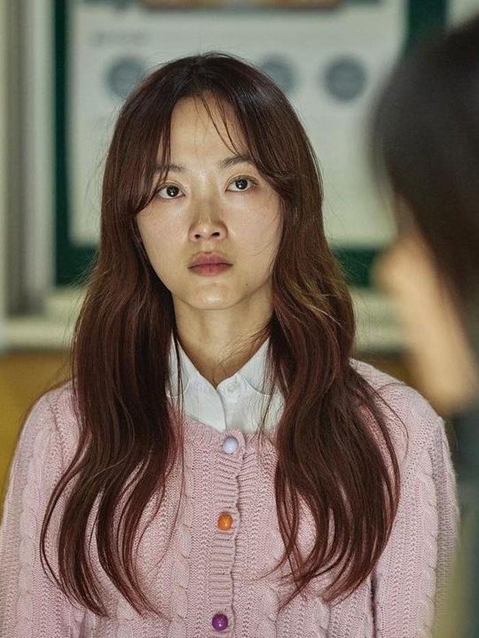 Berbeda jauh dari karakter Ji Yeong di Squid Game, penampilan baru Lee Yoo Mi cukup mencuri perhatian. Di All of Us Are Dead, ia berperan sebagai Lee Na Yeon. Gadis SMA dengan penampilan yang lucu dan menggemaskan./ Foto: instagram.com/leeyoum262