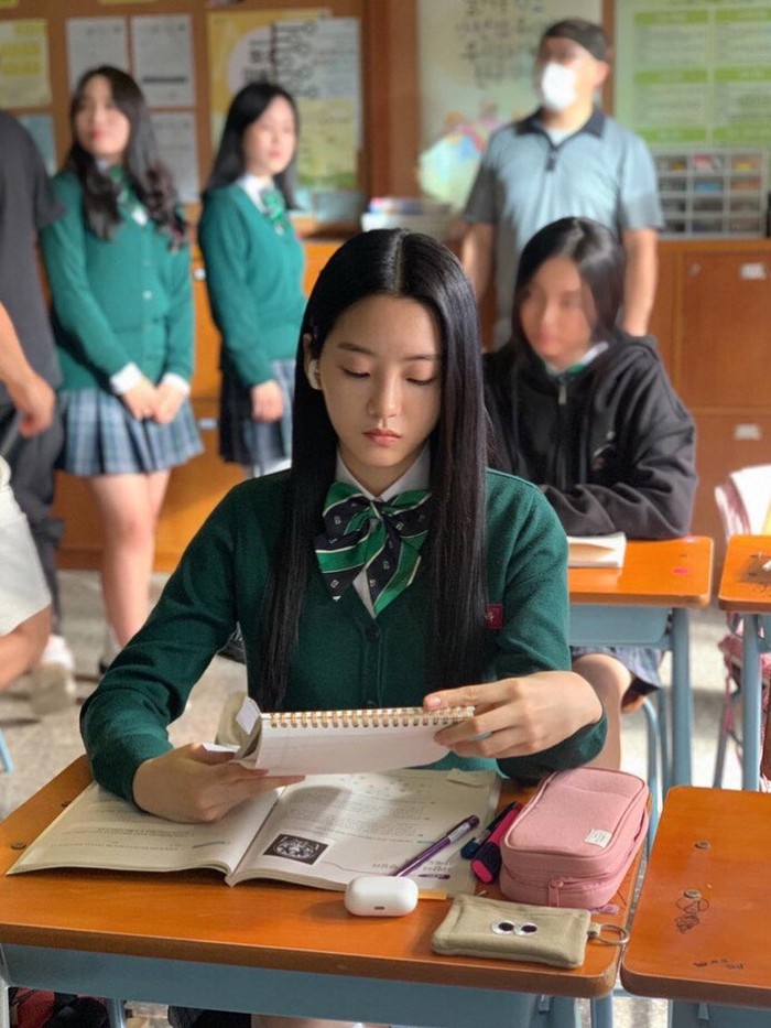 Cho Yi Hyun berperan sebagai Choi Nam Ra. Ia merupakan ketua kelas yang dikenal dengan kepribadian 'judes' dan tak ramah. Padahal Nam Ra termasuk siswa yang baik hati dan hangat./ Foto: instagram.com/yihyun_1208