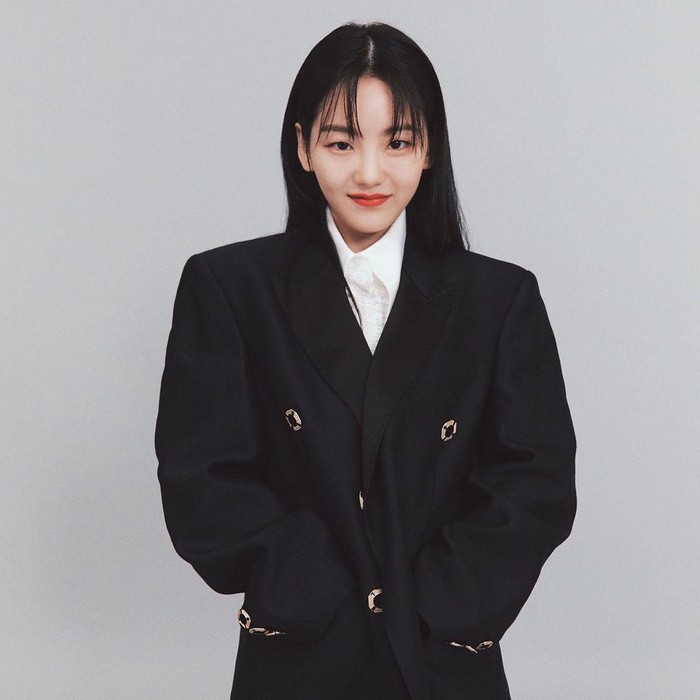 Cho Yi Hyun sendiri merupakan aktris muda berbakat. Ia berakting sejak tahun 2018 sebagai pemeran pendukung drama Bad Papa. Baru-baru ini, ia mendapatkan penghargaan sebagai Best Couple di acara KBS Drama Awards.  Foto : instagram.com/yihyun_1208