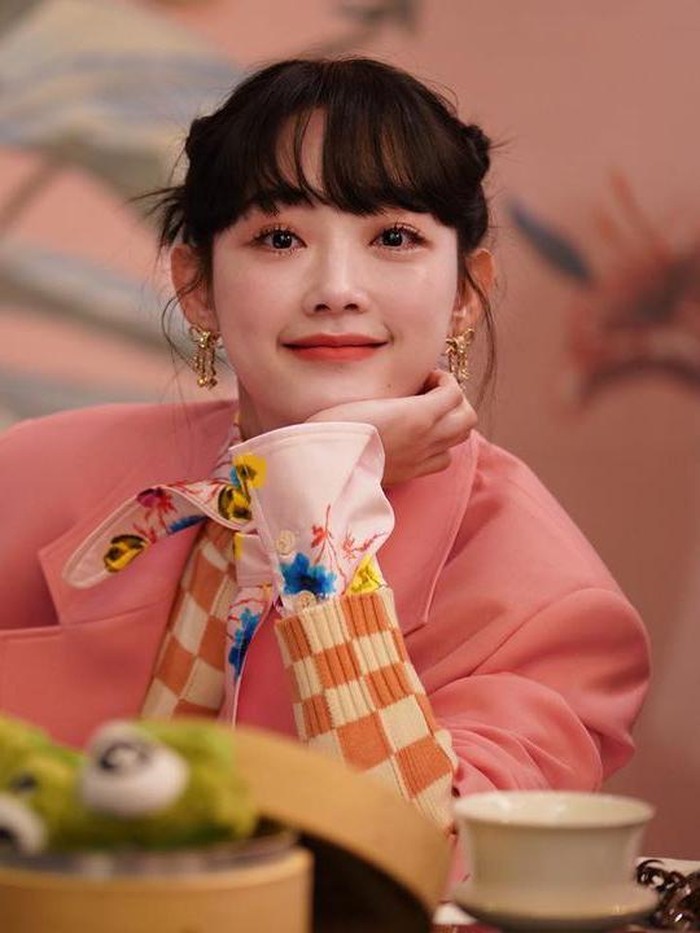 Dalam pemotretan majalah Cosmopolitan bersama pemain All of Us Are Dead, Lee Yoo Mi juga tampil menggemaskan dengan rambut berkuncir dua. Tak lupa poni rata yang membuatnya makin menggemaskan./ Foto: instagram.com/leeyoum262