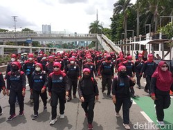 Massa Buruh Penuhi Depan Gedung DPR, Lalin Macet