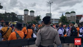 Demo Buruh di Depan DPR: Lalin  Normal, Polisi Hanya Tutup Dua Lajur