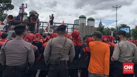Ribuan Polisi Terjun Amankan Demo Buruh di Depan Gedung DPR