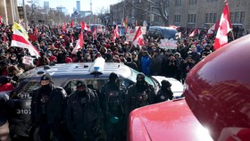 Demo Tolak Vaksinasi Penuhi Ibu Kota Kanada, Kibarkan Bendera Nazi