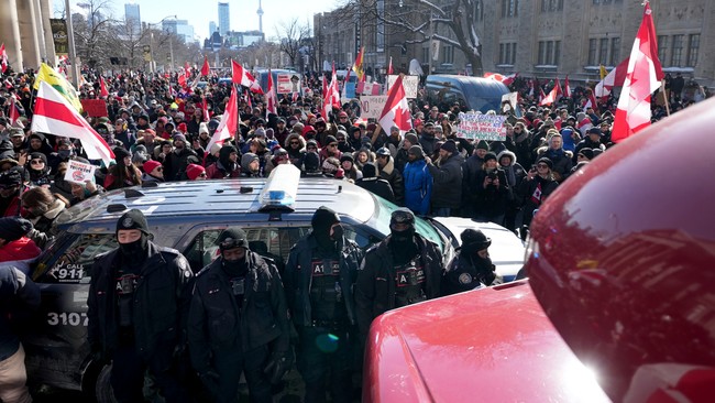 Ribuan para pedemo menolak vaksin Covid-19 memenuhi ibu kota Kanada Ottawa, situasi pada Minggu (6/2), demonstran ada yang mengibarkan bendera Nazi.