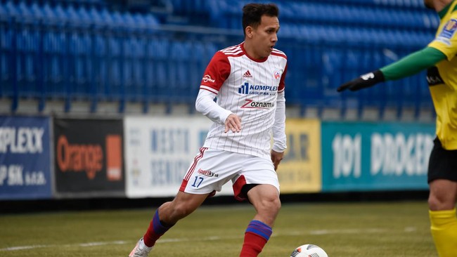 FK Senica menang tipis 2-1 atas Zemplin Michalovce dalam playoff degradasi Liga Slovakia di Stadion OMS Arena, Sabtu (12/3).