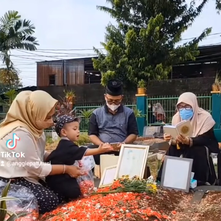 <p>Bocah berusia satu tahun itu diajak mengunjungi pusara Ayahanda dan Ibunda yang berlokasi di TPU Islam Malaka, Jakarta Selatan. Momen itu diabadikan di unggahan video akun Instagram @anggiepaturusi. (Foto: Instagram @anggiepaturusi)</p>