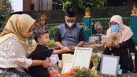 <p>Bocah berusia satu tahun itu diajak mengunjungi pusara Ayahanda dan Ibunda yang berlokasi di TPU Islam Malaka, Jakarta Selatan. Momen itu diabadikan di unggahan video akun Instagram @anggiepaturusi. (Foto: Instagram @anggiepaturusi)</p>