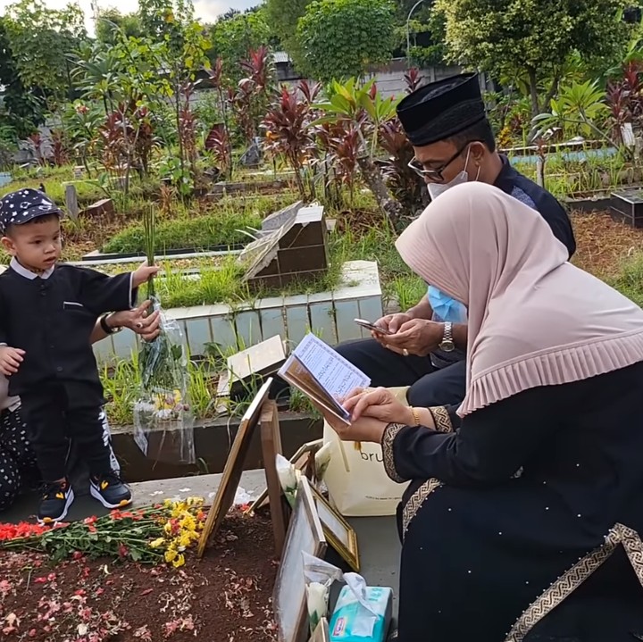<p>Pada kesempatan itu, Gala Sky datang bersama Ayahanda Bibi, M Faisal, yang sedang tertunduk membaca doa untuk mendiang anak dan menantunya. (Foto: Instagram @anggiepaturusi)</p>