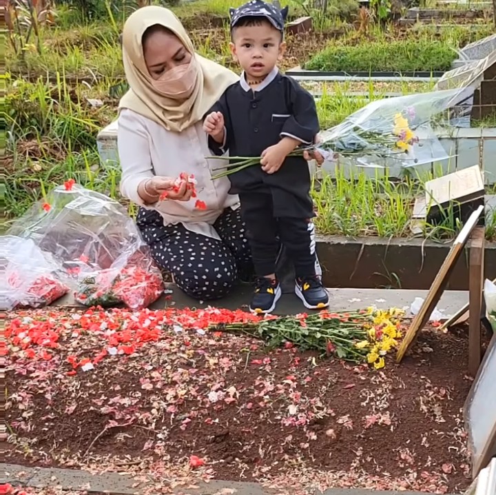 <p>Ekspresi Gala Sky yang menaburkan bunga ke makam orang tuanya menjadi sorotan masyarakat. Banyak orang merasa terharu melihat kedatangan Gala Sky ke makam Vanessa dan Bibi. Unggahan tersebut juga dibanjiri oleh doa dari para netizen. Tak hanya mendoakan Vanessa dan Bibi, mereka juga berdoa agar Gala Sky tumbuh menjadi anak yang saleh. (Foto: Instagram @anggiepaturusi)</p>