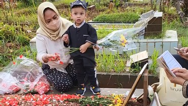 Raut Gala Sky Kunjungi Makam Vanessa & Bibi Bikin Nangis Warganet