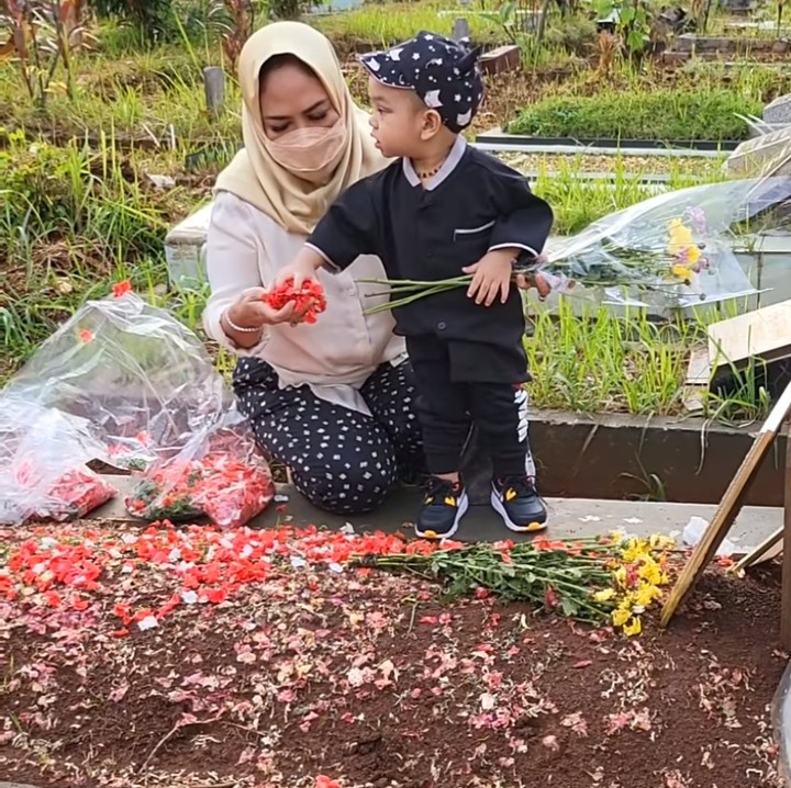 <p>Dalam video yang diunggah, Gala Sky tampak antusias menaburkan bungan ke atas makam sang Ayah dan Bunda. (Foto: Instagram @anggiepaturusi)</p>