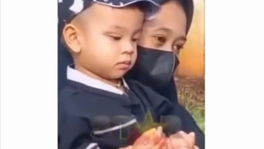 img-title Momen Haru, Gala Panggil 'Mami' di Makam Vanessa Angel