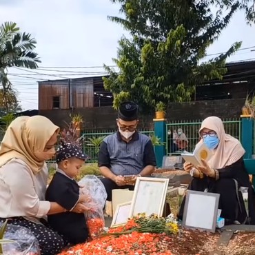 Faisal Nyekar ke Makam Vanessa, Bawa Gala hingga Kenang Momen Bibi Ultah