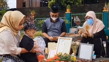 Faisal Nyekar ke Makam Vanessa, Bawa Gala hingga Kenang Momen Bibi Ultah