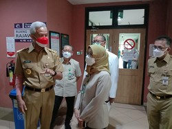 Momen Ganjar Ngantor dengan Lengan Diperban Usai Jatuh dari Sepeda