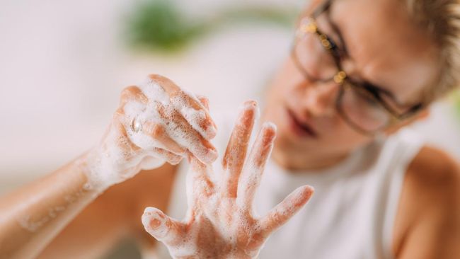 Pandangan awam yang kerap mengaitkan OCD dengan kebersihan membuat banyak orang melakukan self diagnose. Padahal, OCD tak sekadar tergila-gila pada kebersihan.