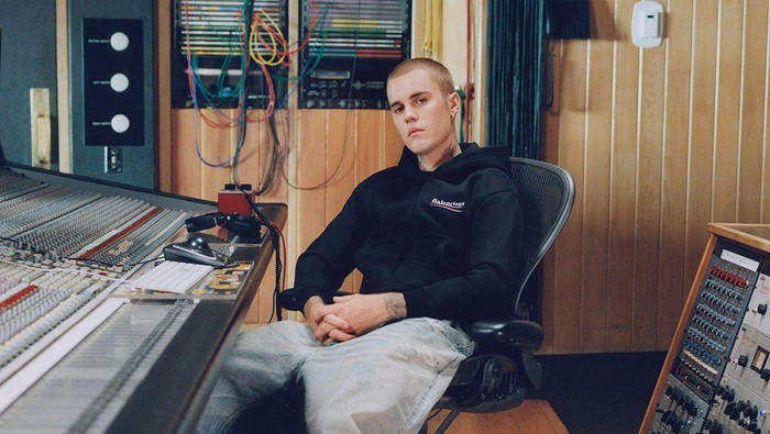 Justin Bieber Kenakan Jeans dan Hoodie Seharga Belasan Juta di Foto Iklan Balenciaga
