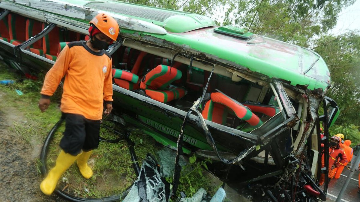 FOTO: Bus Tabrak Tebing di Bantul, 13 Penumpang Meninggal Dunia