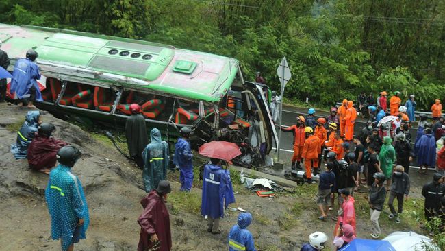 Bus rombongan Family Gathering perusahaan konveksi di wilayah Sukoharjo menabrak tebing di wilayah Bukit Bego, 13 penumpang meninggal dunia.