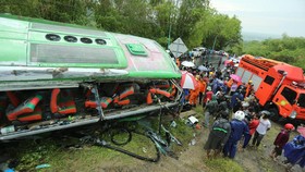 Dua Mobil Derek Diterjunkan Evakuasi Bangkai Bus Tabrak Tebing Bantul