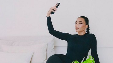 img-title Kostum Lakban Kim Kardashian di Paris Fashion Week 2022 yang Curi Perhatian