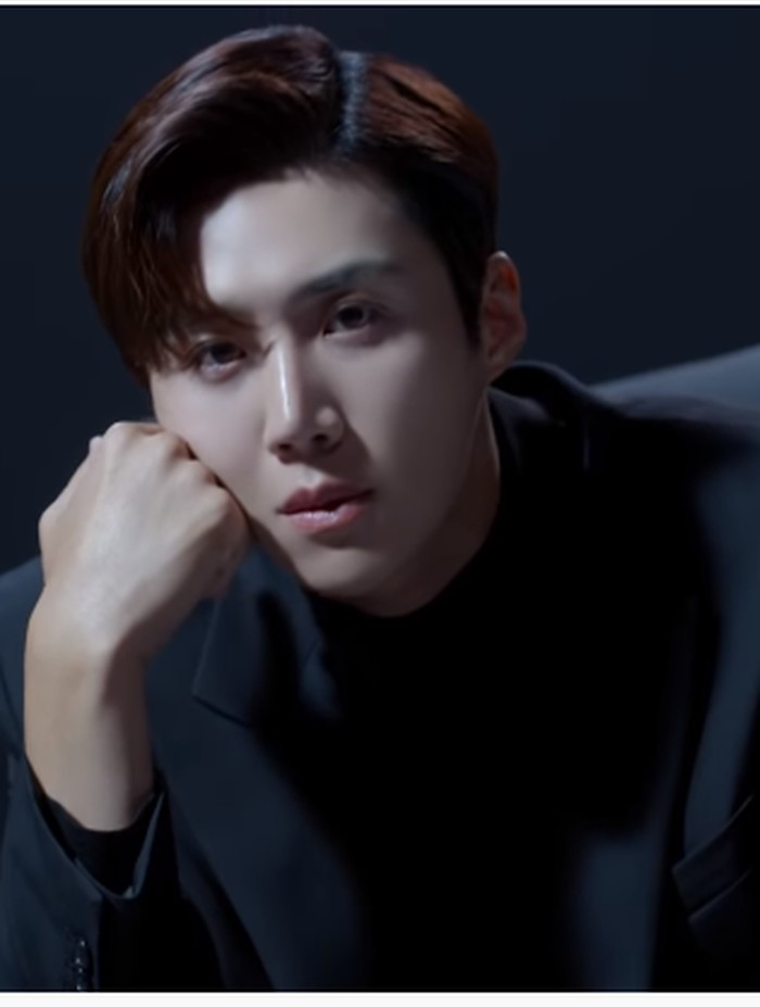 Dengan memakai outfit berwarna hitam dan juga putih, pesona Kim Seon Ho kian terpancar dan mengobati rasa rindu para fans setelah sekian lama. Kamu sudah nonton iklannya belum, Beauties?/ Foto: YouTube Miima Korea