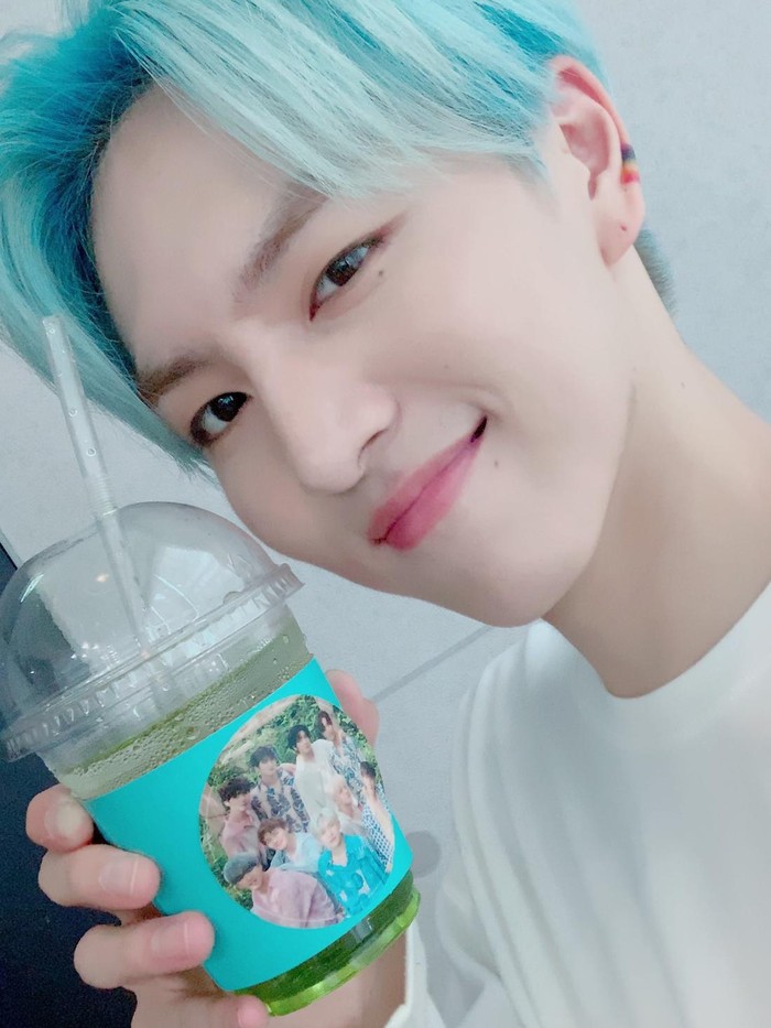 Menyukai warna yang cerah, Kino juga pernah mewarnai rambutnya ketika tengah comeback dengan lagu ‘Humph!’/ Foto: twitter.com/CUBE_PTG