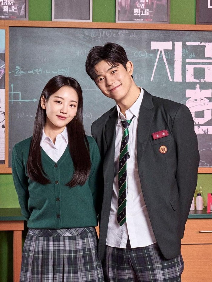 Meski berakhir tragis, Choi Nam Ra dan lee Su Hyeok sukses membuat baper penggemar drama All of Us Are Dead. Terutama kekompakkan mereka dalam menerjang serangan siswa yang terinfeksi virus zombie. Seru dan menegangkan!/ Foto: instagram.com/netflixkr