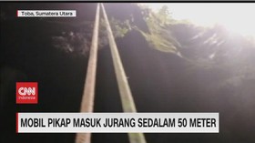 VIDEO: Mobil Pikap Masuk Jurang Sedalam 50 Meter