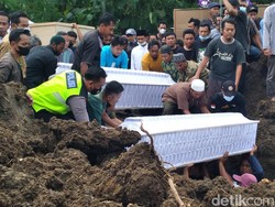 Isak Tangis Iringi Pemakaman 6 Korban Kecelakaan Bantul di 1 Liang Lahad