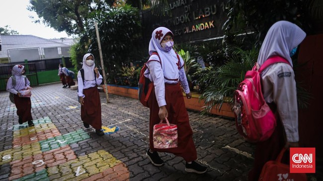 Mendikbudristek, Menteri Agama, Menteri Kesehatan, dan Menteri Dalam Negeri menerbitkan SKB 4 Menteri tentang PTM 100 persen. Cek poin-poin selengkapnya di sini