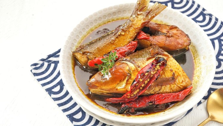 pindang bandeng Pindang Bandeng Betawi is a traditional Chinese Peranakan dish in Jakarta, Indonesia. Namely fresh milkfish seasoned with sweet soy sauce, grilled red chilies and turmeric, garlic, shallots etc.